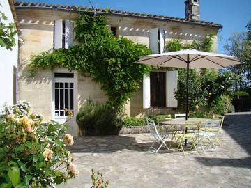 Gîte pour 5 personnes, avec terrasse ainsi que piscine et jardin à Lussac