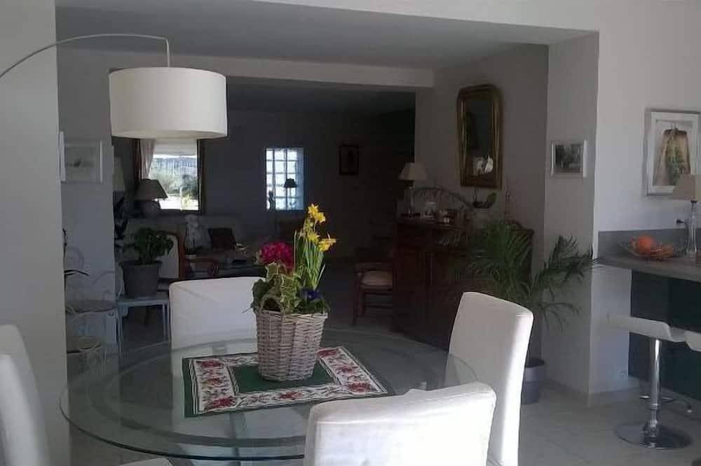Maison rénovée style contemporain dans petit village, vue sur le Pic Saint Loup in Fontanès, Côte méditerranéenne (France)