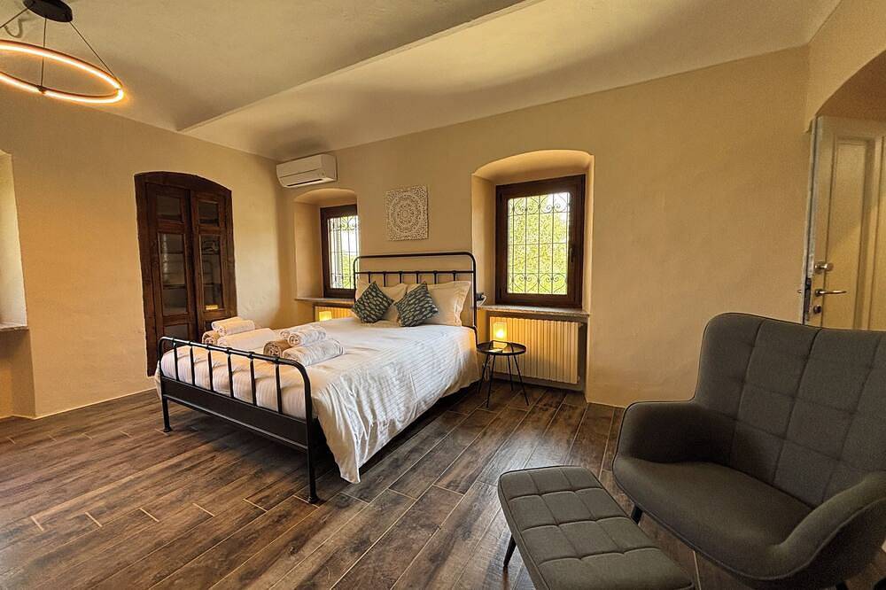 Relais Portaluna delle Langhe / 7Br, Sleeps 18, Ac, Pool, Garden, Vineyard Views in Mango , Langhe