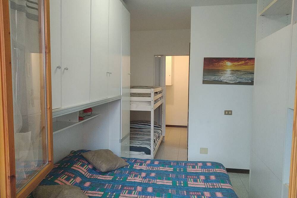 Entire apartment, Cecina mare 200 mt from the sea ground floor, separate entrance, sleeps 4 in Marina di Cecina, Cecina