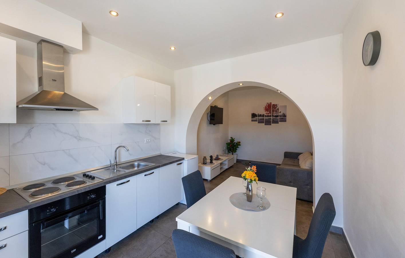 Ganze Ferienwohnung, Apartment mit Meerblick, Terrasse, Parkplatz und moderner Ausstattung in Ploče in Ploce, Dubrovnik-Neretva