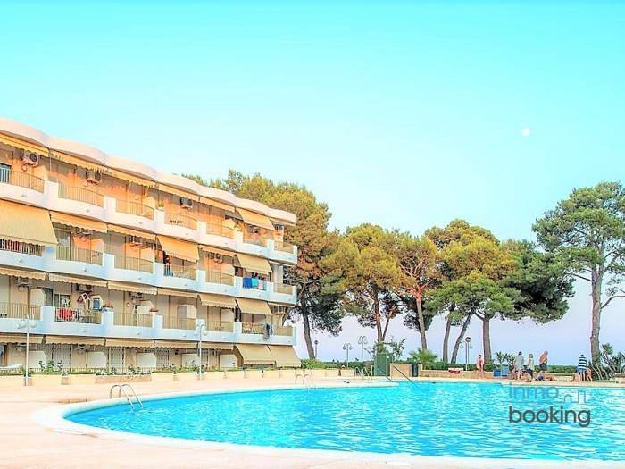 Apartamento para 2 personas, con piscina para niños y jardín además de terraza y piscina en Cambrils