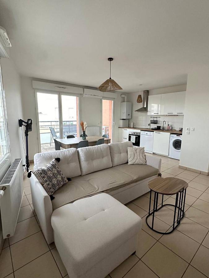 Location de vacances pour 6 personnes, avec Balcon et Terrasse à Villeurbanne
