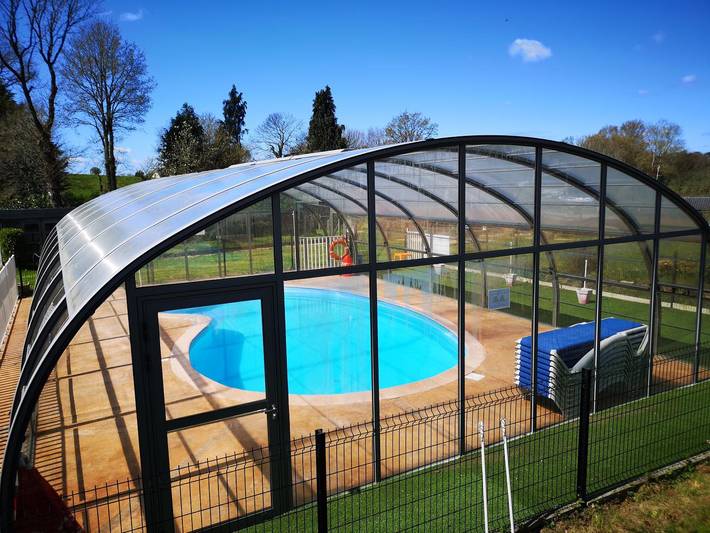 Gîte pour 14 personnes, avec Jacuzzi et Terrasse ainsi que Jardin et Piscine dans le Morbihan