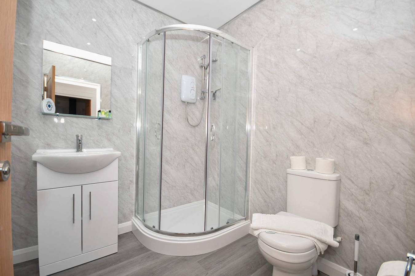 Entire apartment, Modern 1 Bedroom Apartment in Morley with Parking in Leeds, West Yorkshire