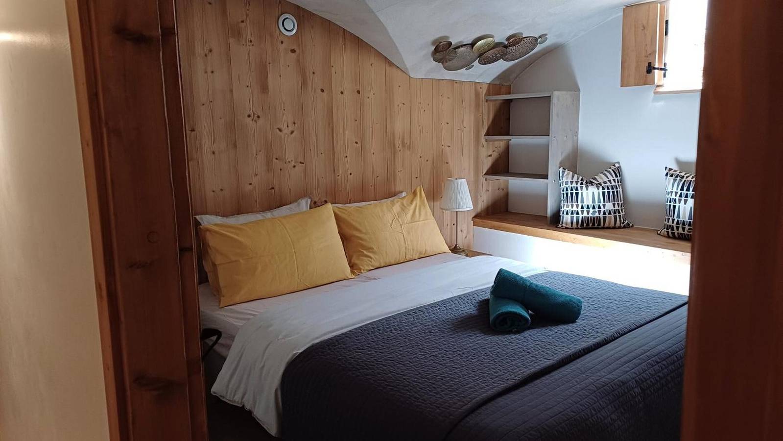 Appartement entier, Appartement vouté avec deux chambres et terrasse ensoleillée in Briançon, Serre Chevalier