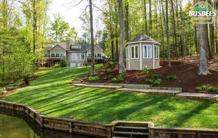 Vacation rental for 16 people, with yard in Lake Anna