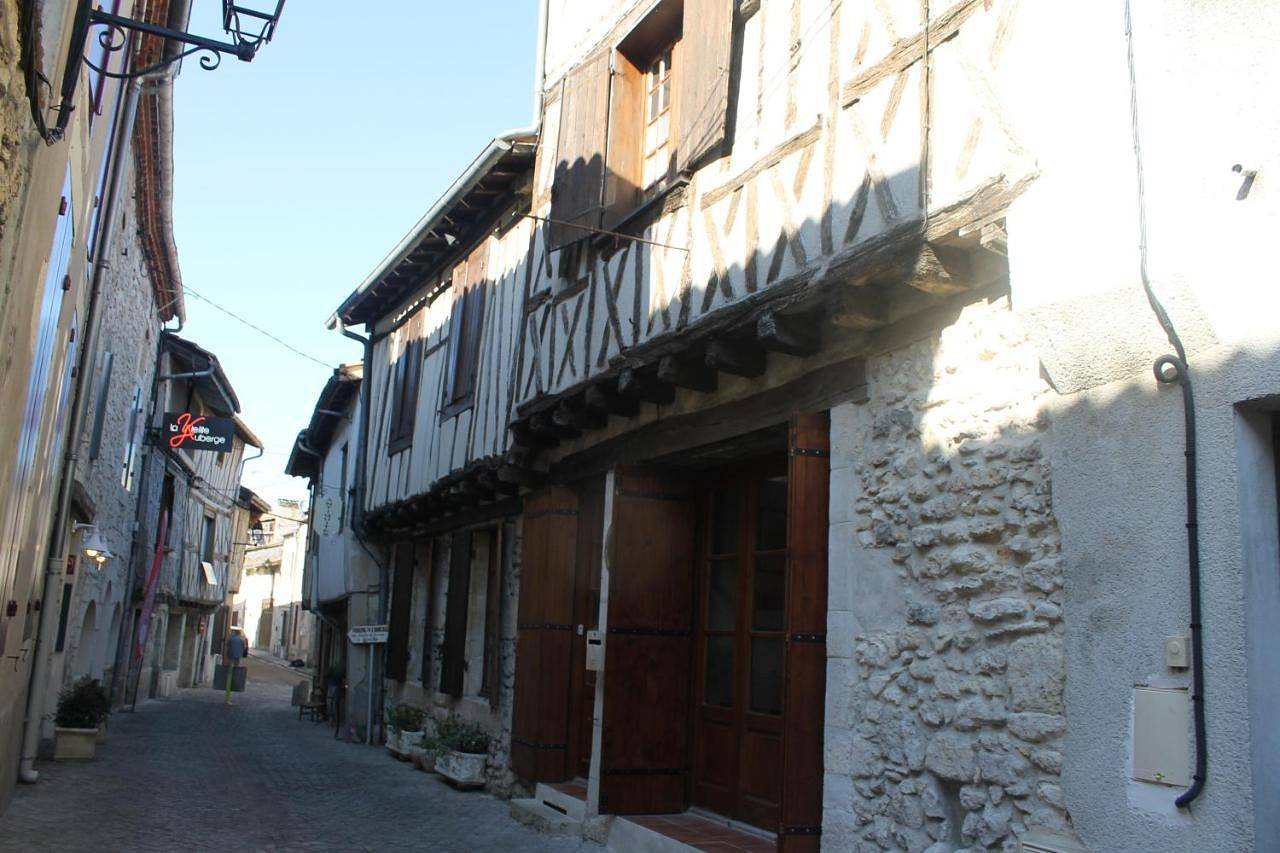 Appartement entier, Studio Apartment in Casteljaloux, Région de Nérac