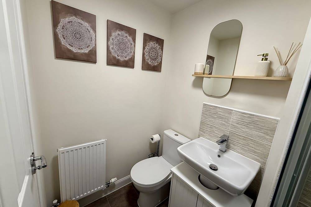 Modern 2-Bed House with Evcharger- Hosted by Hutch in Warwick, Warwickshire