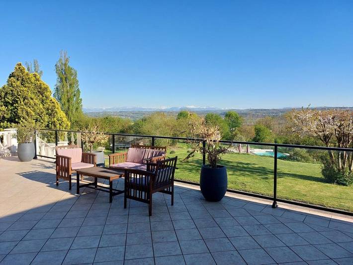 Location de vacances pour 4 personnes, avec jardin et terrasse ainsi que vue et piscine, animaux acceptés à Cessieu