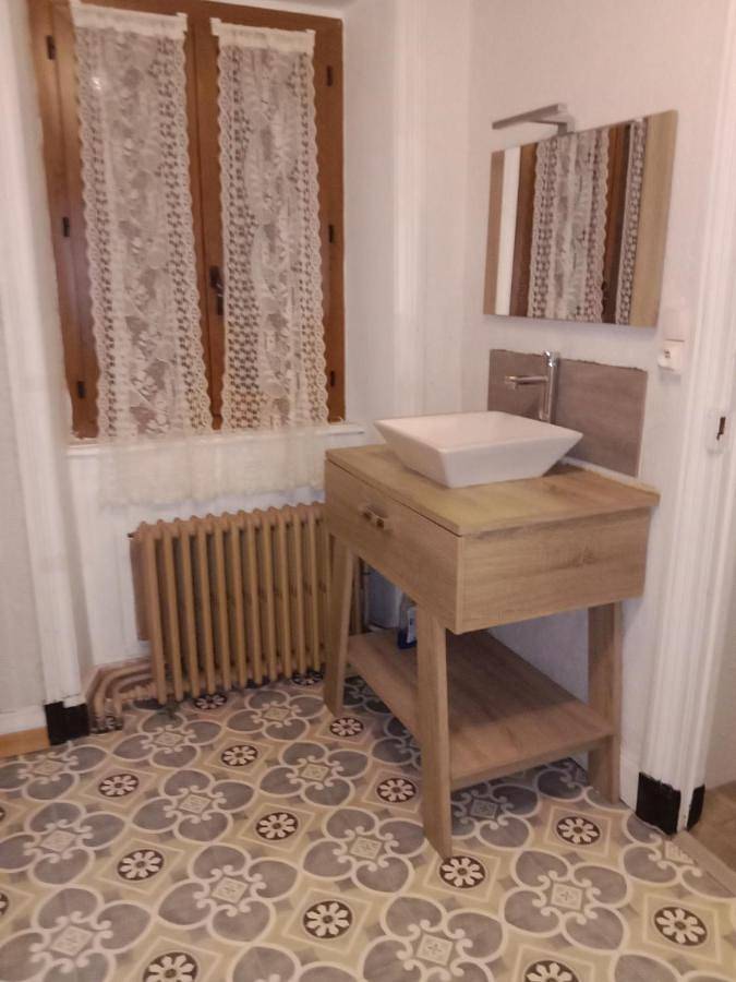 Location de vacances pour 2 personnes, avec vue et terrasse, animaux acceptés à Aydat - 2