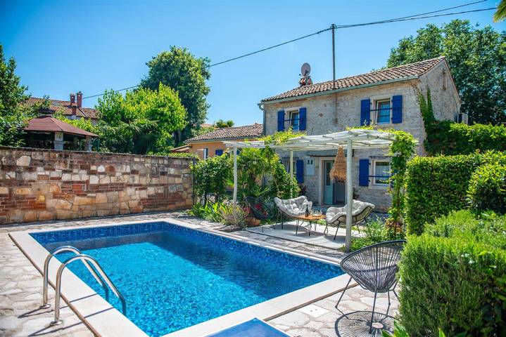 Ferienhaus für 3 Personen, mit Balkon/Terrasse und Terrasse sowie Garten und Pool
