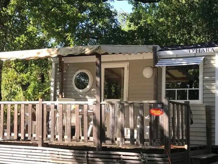 Mobil home pour 2 personnes, avec piscine et terrasse à Girac