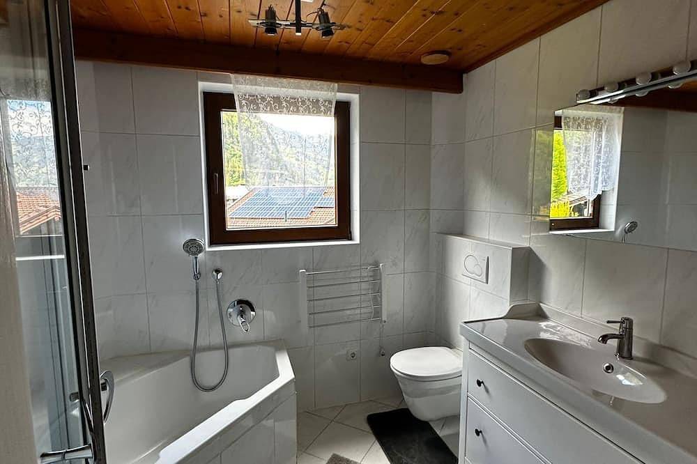Geheel appartement, 5 minutes walk to cable car! Family size Apartment at super location. in Mayrhofen, Zillertaler Alpen