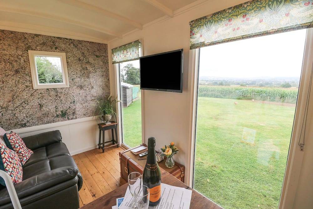 Shepherds Hut, pet friendly, with hot tub in Rugeley in Staffordshire