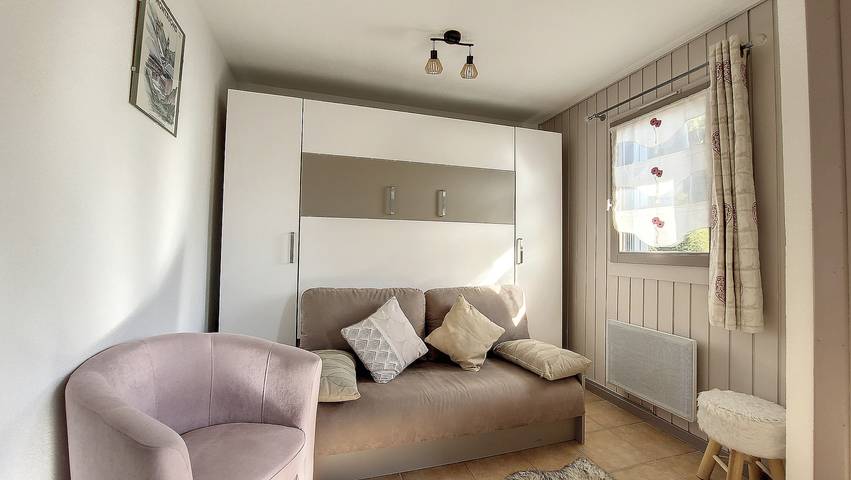 Entire apartment, Flat Orée 32B - Montriond - Sleeps 4 - Mountain view - Close to ski lifts and Morzine in Montriond, Les Portes du Soleil
