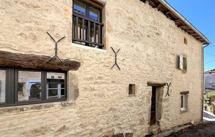 Location de vacances pour 4 personnes, avec jardin et terrasse à Nanteuil-en-Vallée