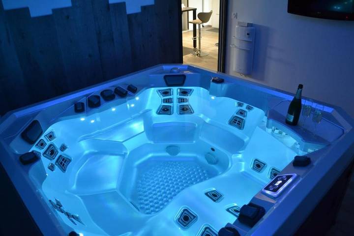 Location de vacances pour 4 personnes, avec jardin et vue à Baguer-Pican