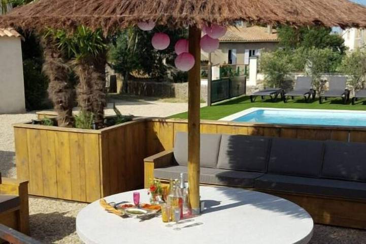 Location de vacances pour 12 personnes, avec jardin ainsi que sauna et terrasse à Villedaigne