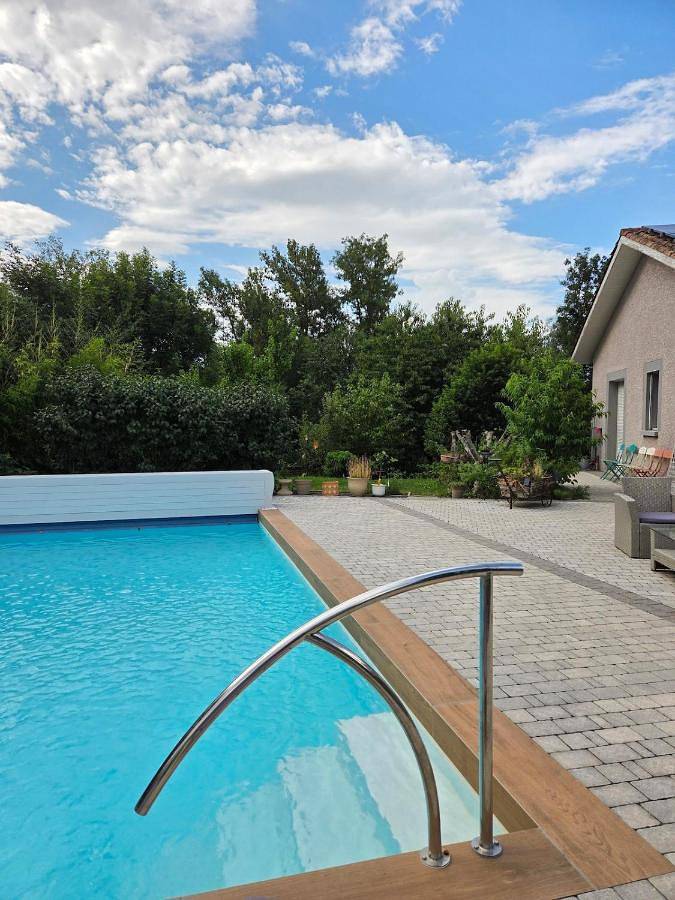 Gîte pour 4 personnes, avec Terrasse ainsi que Jardin et Piscine à Blacé