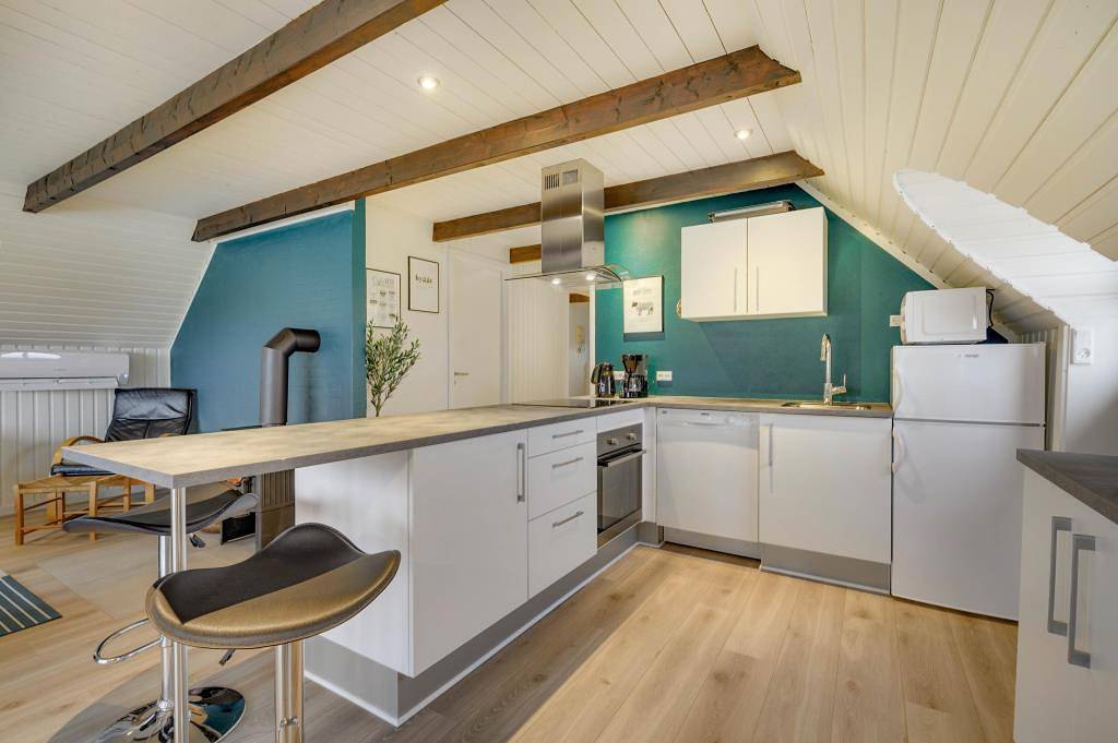 Skønt stråtækt sommerhus tæt på stranden in Nørre Lyngvig, Hvide Sande