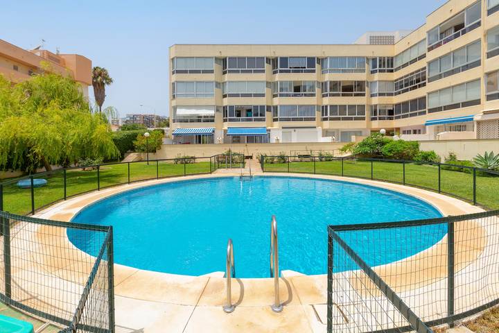 Geheel appartement, Appartement "Vista Marina" met zeezicht, gedeeld zwembad & Wi-Fi in La Carihuela, Torremolinos