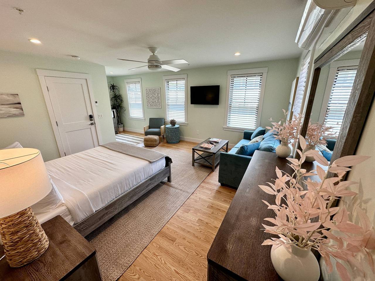 Entire apartment, Gorgeous 1 Bed/ 1 Bath/Pullout Sofa w/ Parking in Newport, Newport County