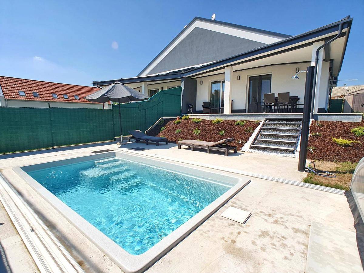 No 121 Villa Bacasba with heated and covered pool in Balatongyörök, Balaton Hochland Nationalpark