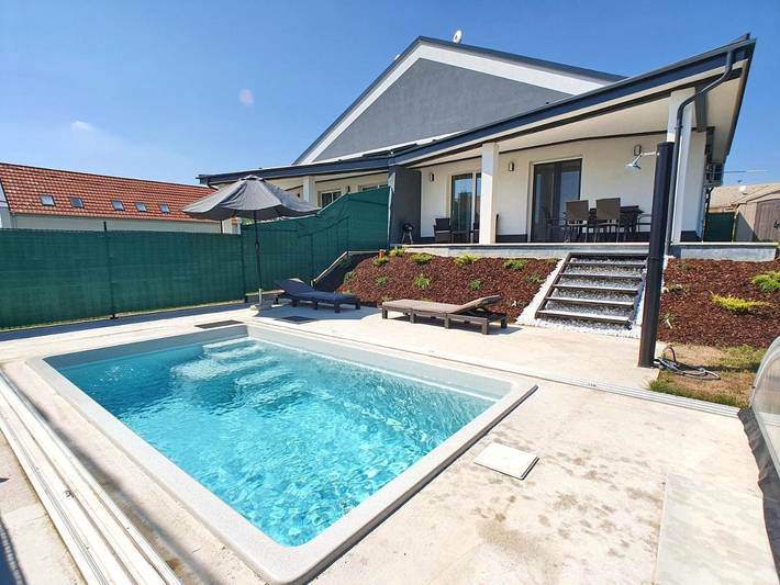 Ferienhaus für 6 Personen, mit Terrasse und Garten sowie Pool und Ausblick