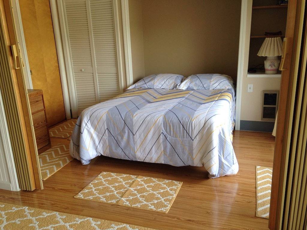 Ganze Wohnung, Gemütliche Wohnung mit wunderschönem Blick auf den Lake Winni. Zwei Minuten zu Fuß zum Konzert. in Gilford, Lake Winnipesaukee