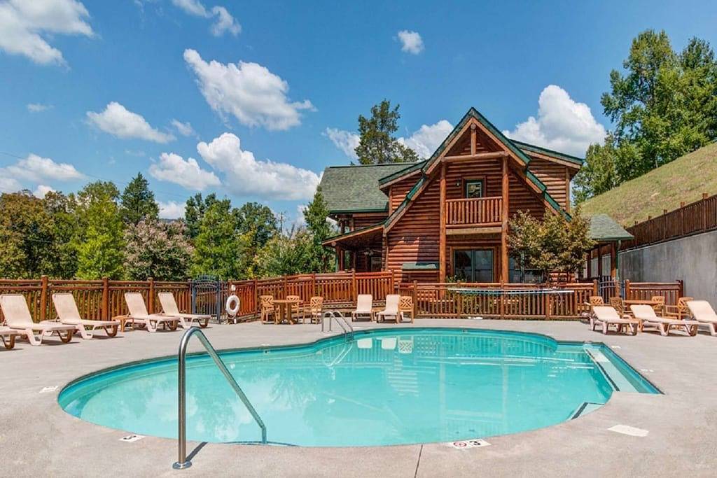 Pine Cone Lodge ~ Aussicht, Whirlpool, Kamin, Spielzimmer mit Billardtisch, Minuten zu Pigeon Forge! in Waldens Creek, Pigeon Forge