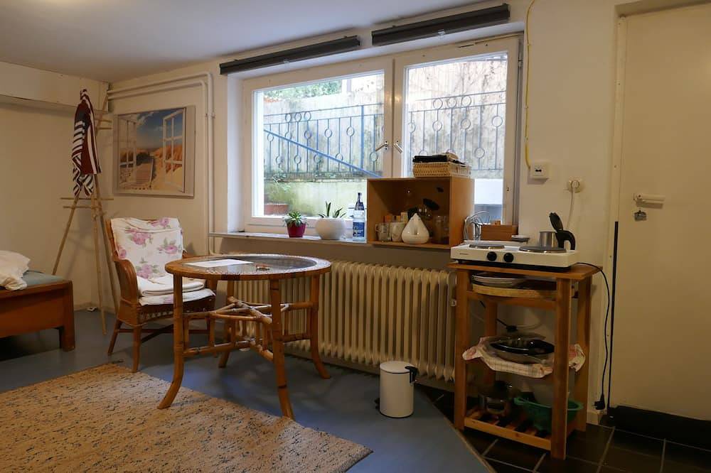 Ganze Wohnung, Privatzimmer im Souterrain mit überdachter Terasse in Karlsruhe, Rheinebene