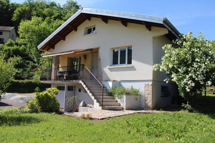 Location de vacances pour 9 personnes, avec Balcon et Terrasse ainsi que Jardin et Vue dans Montjoie-le-Château
