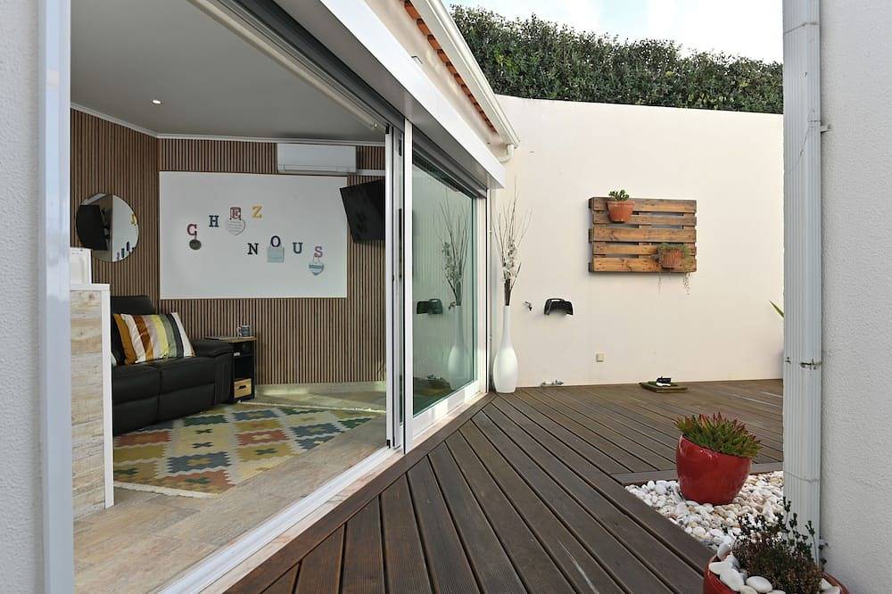 Ganze Wohnung, Awaiting you at Chez Nous the 1 bedroom home with a sea view. Sleeps 2 Guests in Praia das Maçãs, Azenhas do Mar