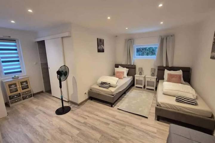 Location de vacances pour 6 personnes, avec terrasse ainsi que jardin et jacuzzi à Chassenon - 2