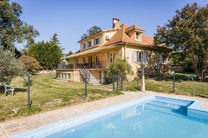Gîte pour 12 personnes, avec piscine, adapté aux familles