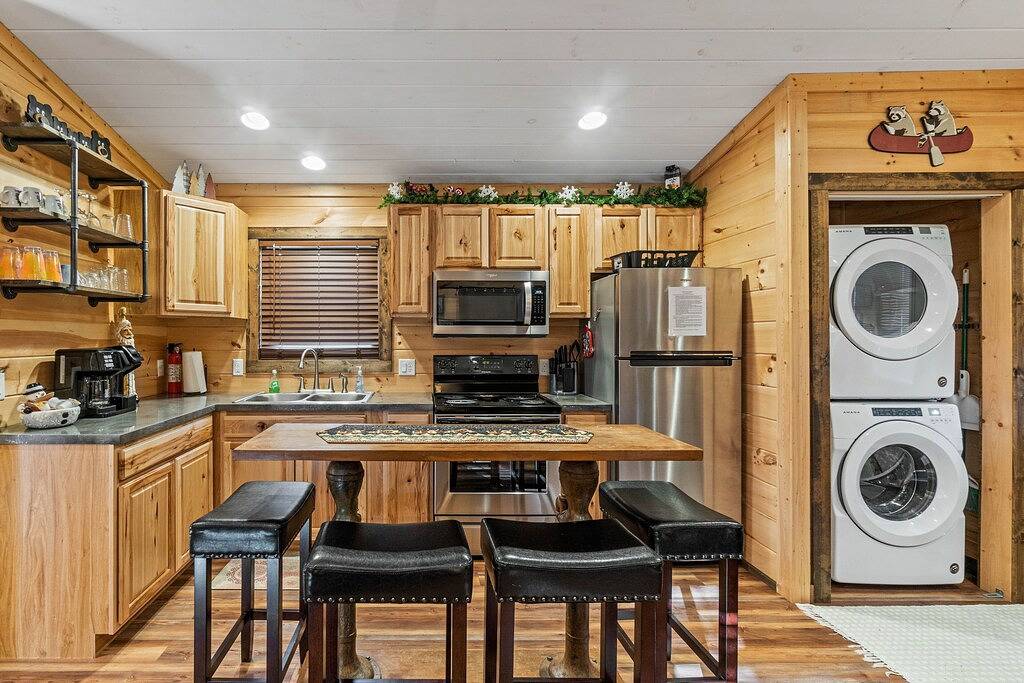 Hot Tub! Sleeps 5! Dog friendly w/View. Near Wcu, Casino in Jackson County