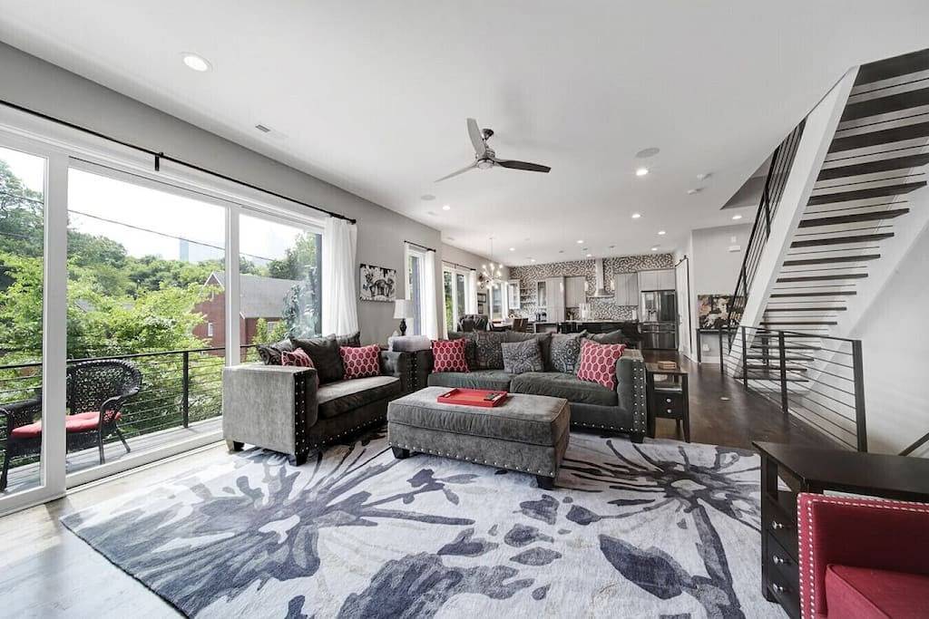 City Views, Rooftop Hot Tub, Golf Sim, Walk to Stadiums in Charlotte, Mecklenburg County