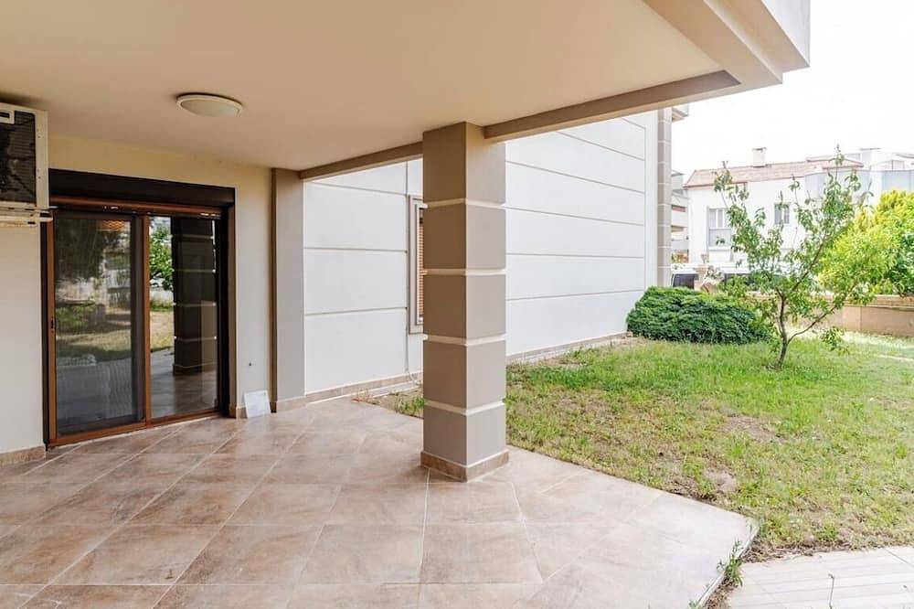 Entire apartment, 3-bedroom private garden apartment in amazing Kusadasi with Wifi, pool, Ac in Kusadasi, Aydın Province