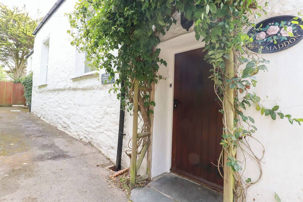 Rosemaddon, pet friendly, character holiday cottage in Crantock in Crantock, Cornwall