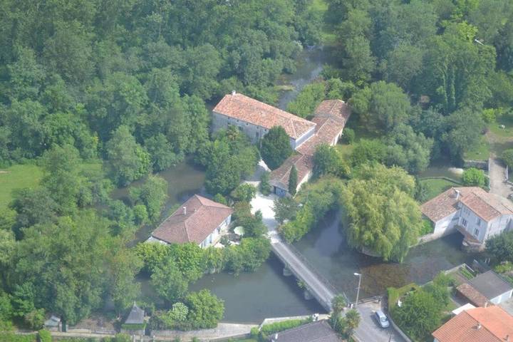 Location de vacances pour 9 personnes, avec piscine ainsi que jacuzzi et balcon à Pons