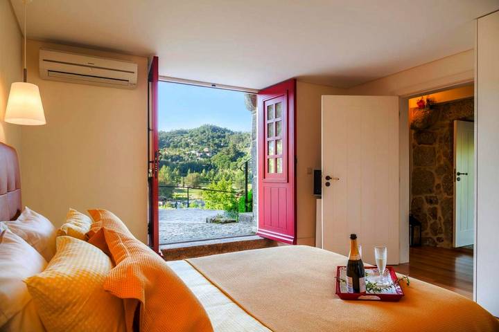 Casa rural para 8 personas, con piscina además de vistas y jardín en Arcos de Valdevez