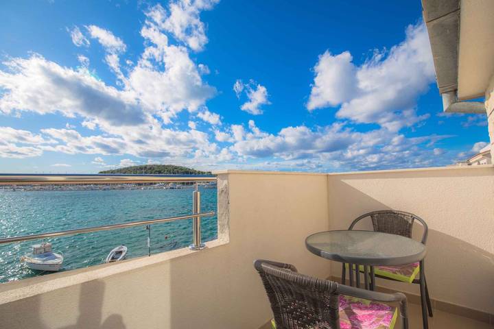 Ganzes Studio, Studio direkt am Meer mit Meerblick in Rogoznica, Šibenik-Knin