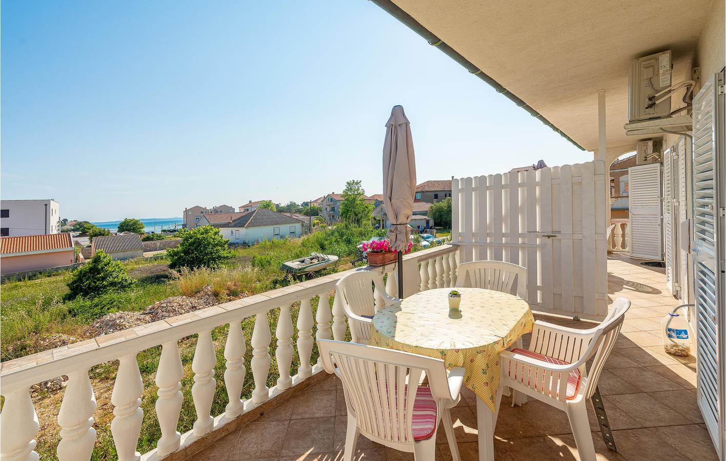 Ganze Ferienwohnung, Gemütliche Ferienwohnung mit Meerblick, Terrasse und Parkplatz, 200 m von der Küste entfernt in Privlaka, Zadar