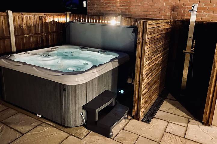 Holiday home for 15 people, with hot tub and garden - 1