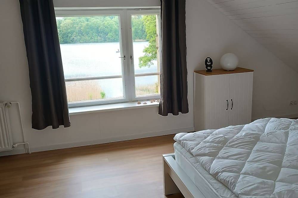 Ferienhaus mit Seezugang, Steg, Ruderboot, Fasssauna und Wallbox in Godern, Pinnow