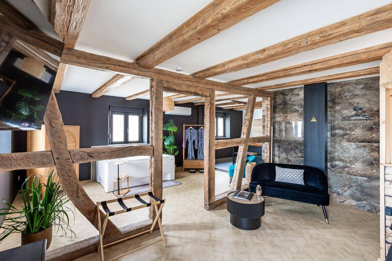 Appartement entier, Suite Romantique en Alsace - Balnéo Privative et Parking in Muttersholtz, Région de Sélestat-Erstein