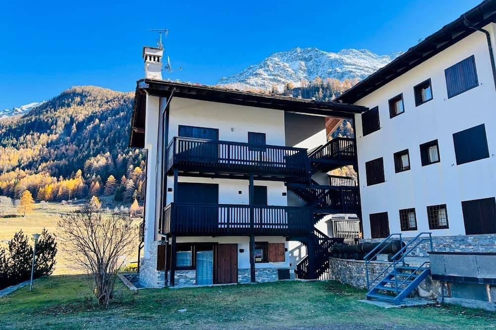 Entire apartment, Guesthost - A cozy apartment of approximately 40 square meters, perfect for two people, located on the ground floor of a building (access via one step).The property is located in the Arly hamlet of La Thuile, nestled in the Alpine landscape and convenien in La Thuile (town), La Thuile