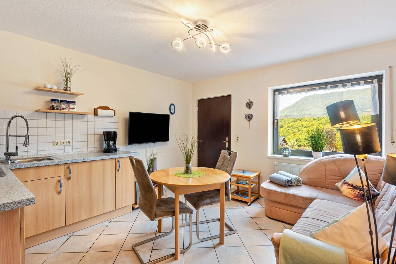 Geheel appartement, Appartement 'Fischer' met uitzicht op de bergen, privéterras en Wi-Fi in Diemelsee, Upland