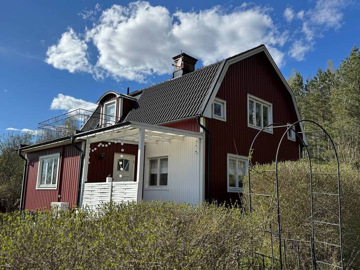 Ferienhaus für 4 Personen, mit Balkon und Terrasse sowie Garten und Seeblick in Hultsfred